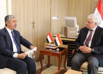 وزير التعليم العالي يُناقش مع السفير اليمني بالقاهرة سُبل تعزيز التعاون المشترك