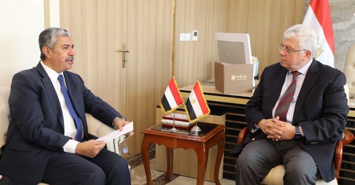 وزير التعليم العالي يُناقش مع السفير اليمني بالقاهرة سُبل تعزيز التعاون المشترك