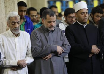 برواية حفص وأبي الحارث وقنبل وقالون .. آلاف المصلين يشهدون صلاتي العشاء والتراويح بالجامع الأزهر