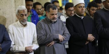 برواية حفص وأبي الحارث وقنبل وقالون .. آلاف المصلين يشهدون صلاتي العشاء والتراويح بالجامع الأزهر