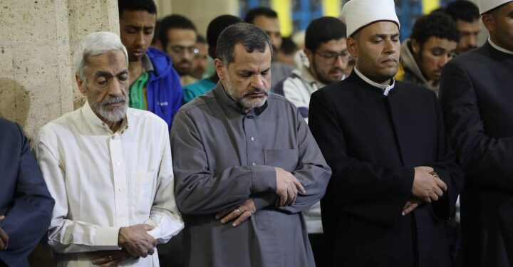 برواية حفص وأبي الحارث وقنبل وقالون .. آلاف المصلين يشهدون صلاتي العشاء والتراويح بالجامع الأزهر