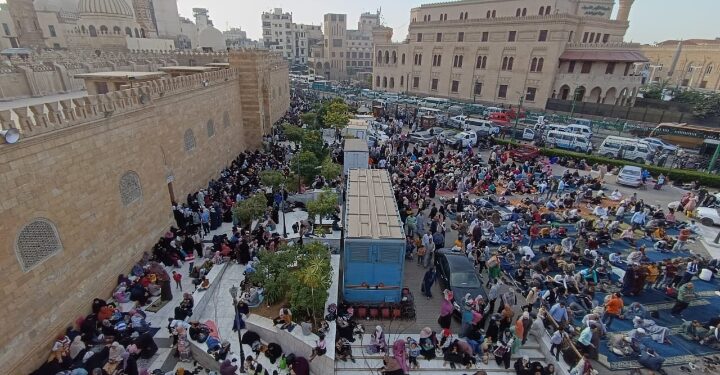 التماسا لليلة القدر .. توافد الآلاف المصلين على الجامع الأزهر