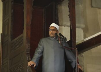 خطبة العيد من الجامع الأزهر  :  اجتماع المسلمين على الصيام والإفطار دعوة لاتحادهم وترابطهم