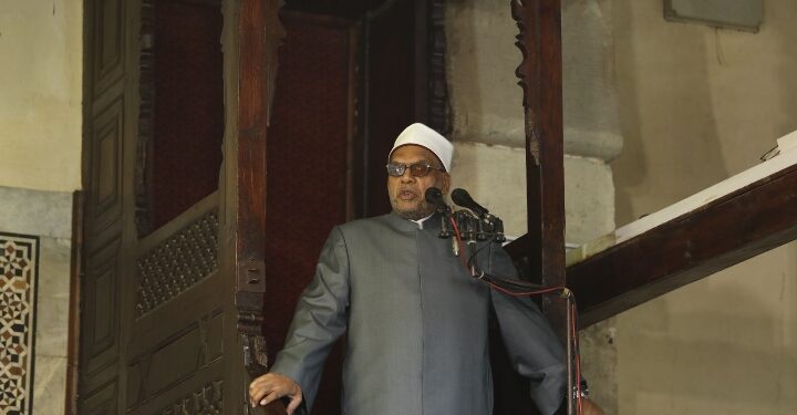 خطبة العيد من الجامع الأزهر  :  اجتماع المسلمين على الصيام والإفطار دعوة لاتحادهم وترابطهم