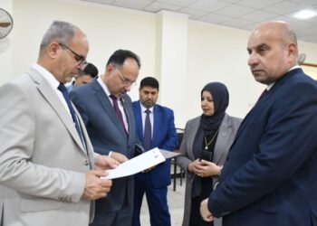 الزبيدي يتفقد اللجنة المركزية المكلفة بإدارة الإمتحانات التقويمية لكليات التقنيات الصحية والطبية الحكومية والأهلية