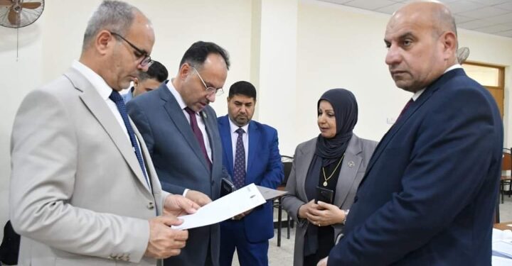 الزبيدي يتفقد اللجنة المركزية المكلفة بإدارة الإمتحانات التقويمية لكليات التقنيات الصحية والطبية الحكومية والأهلية