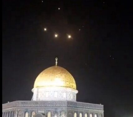 كيف تفاعل رواد مواقع التواصل مع الهجوم الايراني على اسرائيل؟