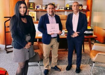 عضو الهيئة العليا وأمين أمانة العلاقات الخارجية والمصريين بالخارج يكرم مصري أنقذ عائلة من الموت في الإمارات