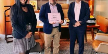 عضو الهيئة العليا وأمين أمانة العلاقات الخارجية والمصريين بالخارج يكرم مصري أنقذ عائلة من الموت في الإمارات