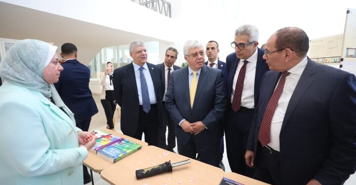 وزير التعليم العالي يتفقد الجامعة المصرية اليابانية للعلوم والتكنولوجيا