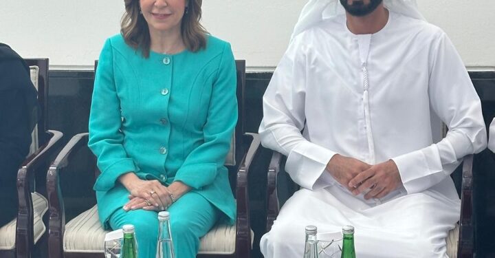وزيرة الثقافة تلتقي نظيرها الإماراتي في مستهل زيارتها لدولة الإمارات لحضور افتتاح “معرِض أبو ظبي الدُولي للكتاب