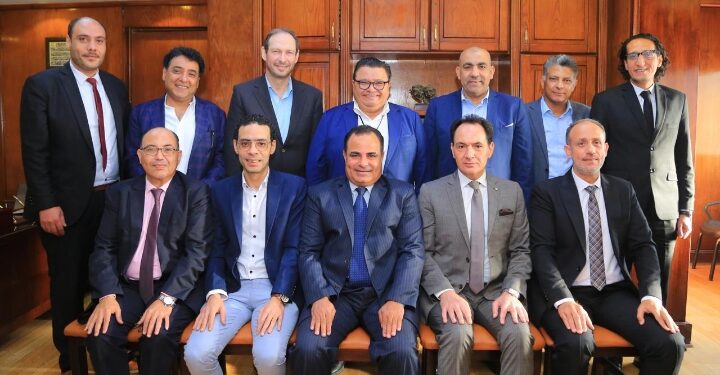 تمهيدا لعرضها على وزيرة الثقافة قبل الإعلان عنها.. خالد جلال يعقد اجتماعا لمناقشة خطة الموسم الجديد لبيت المسرح