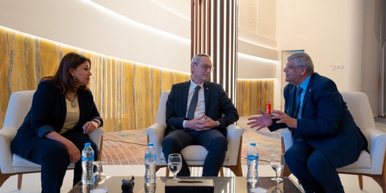 رئيس الجامعة اليابانية يشارك بندوة جمعية رجال الأعمال بالإسكندرية