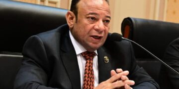 *النائب محمد لبيب: تنمية العقول بالمساجد يسبقا أولوية بناء المسجد نفسه وعلى الخطيب أن يحيا حياة كريمة* كتب  : ايسر رمضان الحامدي   تقدم النائب محمد لبيب وكيل لجنة الشباب والرياضة بطلب إحاطة للجنة الشئون الدينية بمجلس النواب بشأن تحسين أوضاع خطباء المكافأة على بند التحسين – غير العاملين بالقطاع الحكومي بوزارة الأوقاف، حيث أوضح سيادته في طلب الإحاطة معاناة خطباء المكافأة من تدني الرواتب التي يتقاضاها خطباء المكافأة على البند المشار إليه حيث تصل رواتبهم إلى 1000 جنيه فقط رغم مناشدتهم للسيد وزير الأوقاف بنقلهم لبند أجر مقابل عمل وتطبيق الحد الأدنى للأجور لسد العجز الشديد في خطباء المساجد الذي تعاني منه أغلب مساجد الجمهورية الأمر الذي ينذر بخطر شديد نظرًا لترك المنابر لمن يعتليها من غير المتخصصين وجماعات الظلام واستغلال هذا العجز في بث سمومهم وأفكارهم المتطرفة نحو مرتادي المساجد من المصلين.  أكد السيد النائب/ محمد لبيب أن فخامة الرئيس عبد الفتاح السيسي أوصى في أكثر من مناسبة بضرورة تحسين أوضاع الأئمة والخطباء لذا يجب على وزارة الأوقاف تنفيذ توجيهات فخامة الرئيس بتحسين أوضاع الخطباء وخاصة خطباء المكافأة على بند التحسين ونقلهم إلى بند ” أجر مقابل عمل ” وتطبيق الحد الأدنى للأجور، فالخطباء هم واجهة مصر في توصيل الصورة الصحيحة للإسلام وتصحيح الأفكار المغلوطة التي قد تغرسها الجماعات المتطرفة مما يشكل خطرًا على المجتمع المصري وأمنه القومي.