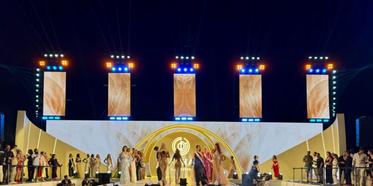 فى احتفاليه ضخمة بـ ” ازها السخنة ” رومانيا تفوز بجائزة توب موديل في دورته الـ30