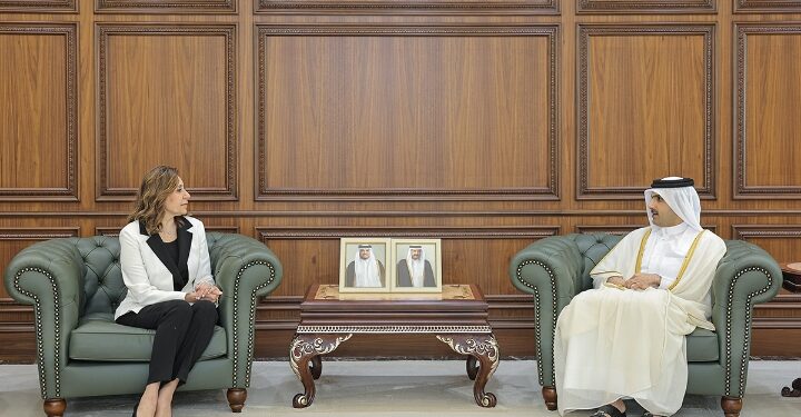 وزيرة الثقافة تلتقي نظيرها القطري لبحث سبل دعم التعاون المشترك