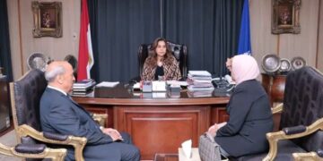 محافظ دمياط تبحث مع الكاتب نور الدين هشام المشرف العام بجهاز حماية المستهلك بمدن القناة ودمياط سُبل تعزيز أواصر التعاون المشترك بين الجانبين