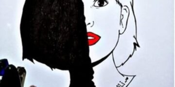منة من دمياط تشارك صحافة بلوحات تبرز موهبتها الفنية