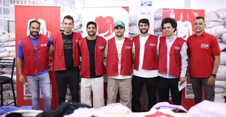 بالصور …نجوم نادي بيراميدز في زيارة لمؤسسة بنك الكساء المصرى