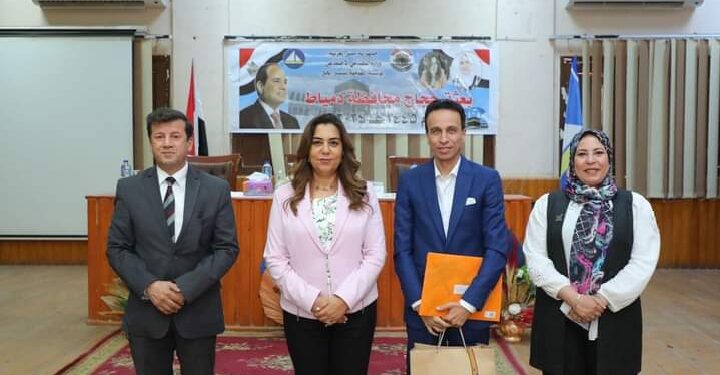 محافظ دمياط تٌسلم ٩١  تأشيرة حج للحجاج الفائزين بالقرعة لهذا العام