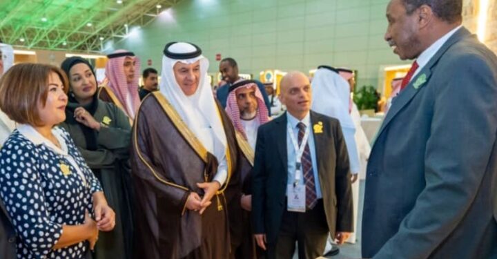 وزير البيئة والمياه والزراعة السعودي يزور جناح المنظمة العربية للتنمية الزراعية  في المعرض المصاحب للمنتدى العربي للبيئة