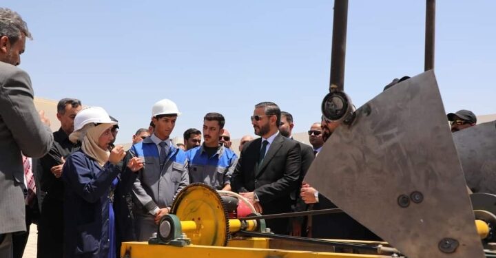 وزير التعليم يطلع على ابتكارات طلبة قسم تكرير النفط والغاز في المعهد التقني السماوة