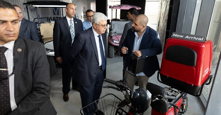 لبحث التعاون في صناعة السيارات الكهربائية: وزير التعليم العالي يتفقد مقر شركة “متجر” لحلول التنقل