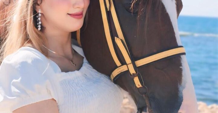 تتواصل الأبداع والتالق البلوجر والموديل مى محمد فى أحدث سيشن لها على الخيل