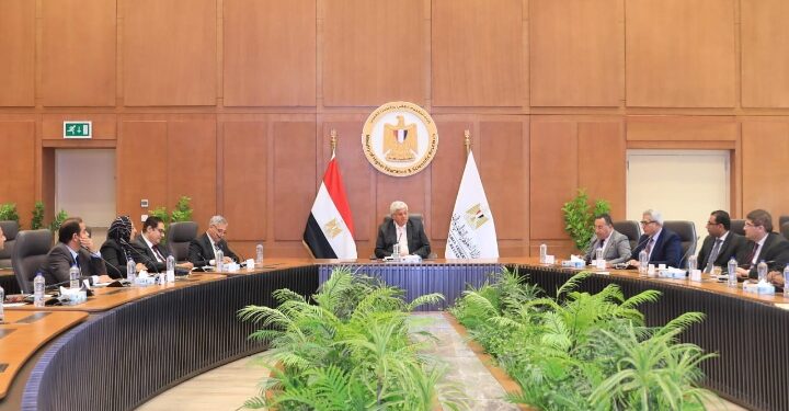 وزير التعليم العالي يلتقي برؤساء مراكز التميز وممثلي الوكالة الأمريكية للتنمية الدولية لمتابعة سير التنفيذ وتطوير آليات العمل