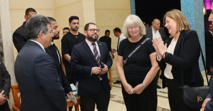 وزراء وخبراء  السياحة فى عزاء رجل السياحة العالمى عنان الجلالى