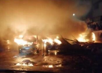 مصرع شخص وإصابة 8 آخرين في حريق بجراج في حدائق الأهرام