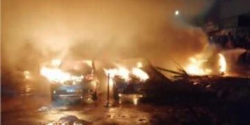 مصرع شخص وإصابة 8 آخرين في حريق بجراج في حدائق الأهرام