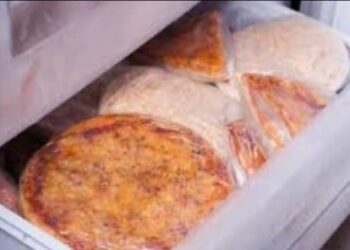 تحذير من تجميد الخبز في الثلاجه