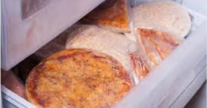 تحذير من تجميد الخبز في الثلاجه