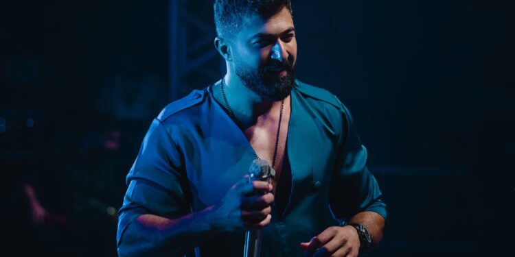 النجم سيف نبيل يشعل أجواء كازابلانكا: أداء استثنائي في مهرجان ألف