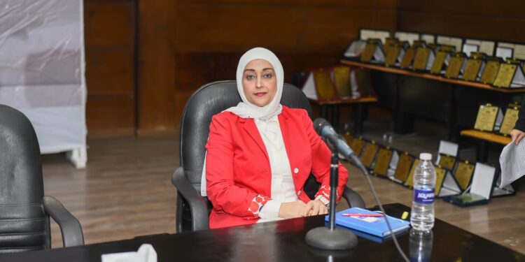 مرأة مصرية تقتحم علم الأبراج والفلك