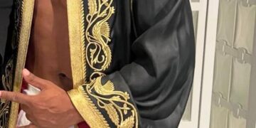 الاسطورة محمد رمضان يتألق بزي من تصميم فاطمة الزهراء الإدريسي عليه خريطة الصحراء المغربية