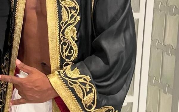 الاسطورة محمد رمضان يتألق بزي من تصميم فاطمة الزهراء الإدريسي عليه خريطة الصحراء المغربية