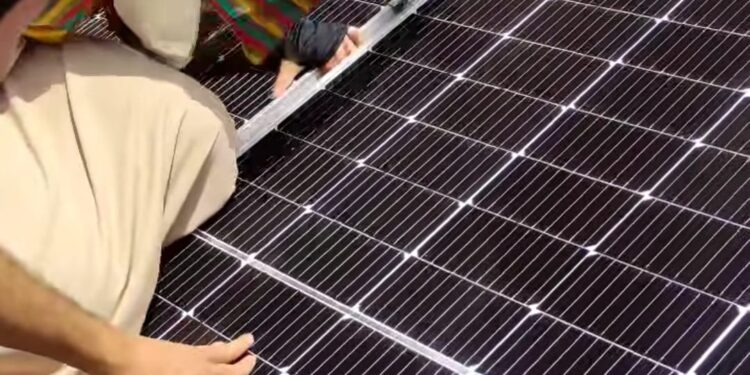 جمعية “سوا على الجنة” تنفذ تدريباً شاملاً لتركيب وصيانة الطاقة الشمسية