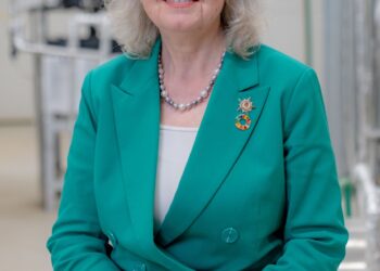 لدعم الابداع والابتكار  لدى الطلاب : إطلاق مسابقة “نحو غد مستدام” بالجامعة المصرية اليابانية كتب : ماهر بدر   أعلن الدكتور عمرو عدلى رئيس الجامعة المصرية اليابانية للعلوم والتكنولوجيا  عن  تنظيم كلية  هندسة مصادر الطاقة والبيئة والكيمياء والبتروكيماويات بالجامعة  مسابقة بعنوان “نحو غد مستدام” لدعم الإبداع  والابتكار لدى طلاب مرحلة البكالوريوس وطلاب الماجستير فى مجال الاستدامة للمساهمة فى الحفاظ على البيئة ومواردها الطبيعية  ولدعم اهداف التنمية المستدامة وخطة مصر 2030.   أوضحت الدكتورة منى جمال الدين ابراهيم عميد كلية هندسة مصادر الطاقة والبيئة والكيمياء والبتروكيماويات بالجامعة أن  المسابقة تأتى  للعام الرابع على التوالى  ، وفى اطار التعاون بين الجامعة المصرية اليابانية للعلوم والتكنولوجيا و شركة بيرلا كربون مصر. وتعتمد على قيام الطلاب المشاركين بتقديم مشروعات تخرجهم او المشروعات البحثية بالجامعة والتى تتعلق بمجال الاستدامة، ويتم تقييمها من خلال لجنة تضم اساتذة من الجامعة المصرية اليابانية للعلوم والتكنولوجيا  و جامعة الاسكندرية وجامعة فاروس.   أضافت  ان  معايير التقييم  تتضمن الآثار البيئية والنظم الايكولوجية – التأثير على المجتمع – امكانية تطبيق المشروع – اقتصاديات المشروع مشيرة الى انه  من المتوقع ان يتم الحفل النهائى للمسابقة فى نهاية أكتوبر الجارى.