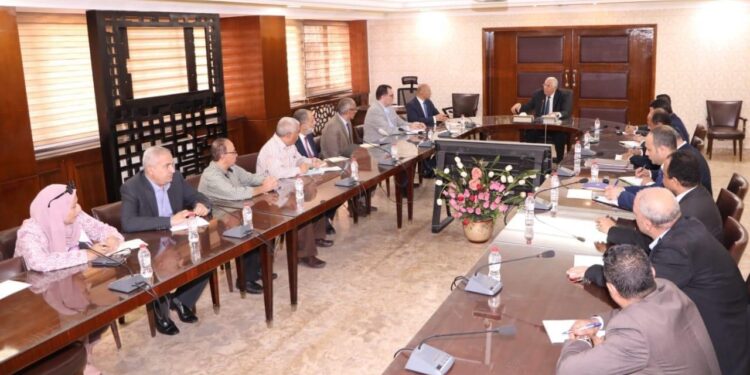 وزير الزراعة يجتمع مع قيادات هيئة التعمير والتنمية الزراعية ويؤكد على تنفيذ توجيهات فخامة الرئيس السيسي بتحصيل مستحقات الدولة وانهاء إجراءات التقنيين