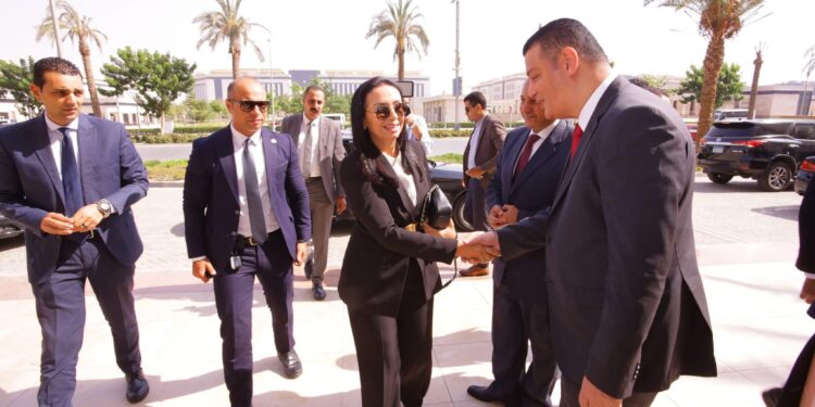عقب أداء اليمين الدستورية ..وزيرة التضامن الاجتماعي تصل مقر الوزارة بالعاصمة الإدارية الجديدة