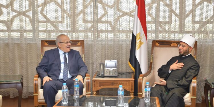 وزير الأوقاف يستقبل رئيس جامعة القاهرة لتهنئته بتوليه حقيبة وزارة الأوقاف