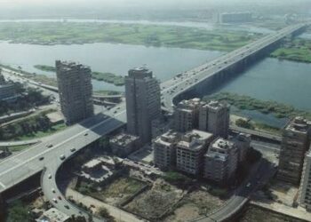 سقوط زفة عروسة من اعلي كوبري المنيب في النيل  وجاري البحث عن الضحايا ووفاة العريس والعروسه غرقا