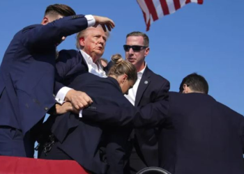 عاجل بالصور محاولة اغتيال ترامب اثناء موتمره الانتخابي وتصفيه القناص