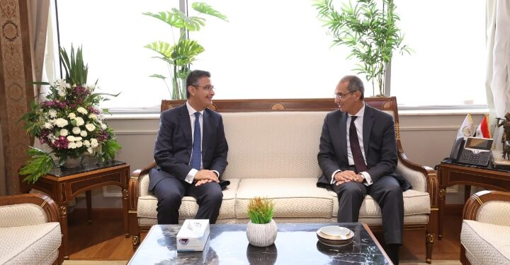 تعاون بين وزارتى الاتصالات وتكنولوجيا المعلومات والتموين للتطوير التكنولوجى لمنظومة الدعم لضمان وصوله لمستحقيه