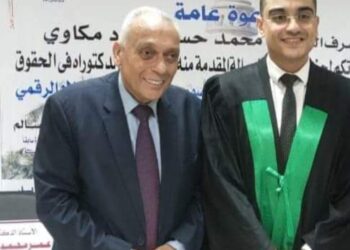 د. ابتسام تميم تهنىء د.حسن مكاوي بمناسبة حصول نجله علي درجة الدكتوراة