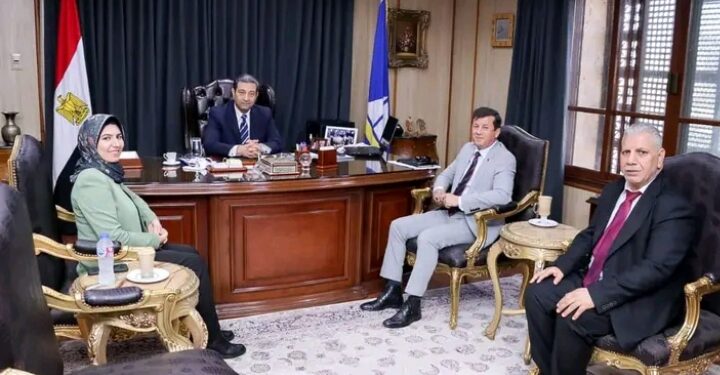 محافظ دمياط يلتقى مع مدير مديرية القوى العاملة لمتابعة عدد من ملفات العمل