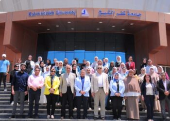 رئيس جامعه كفر الشيخ يكرم طلبة كلية تربية نوعية لتحويل سور الجامعة إلى لوحة فنية ضمن مشروع تخرجهم