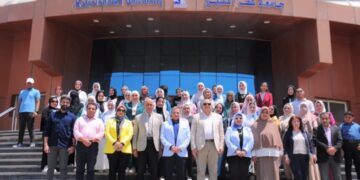 رئيس جامعه كفر الشيخ يكرم طلبة كلية تربية نوعية لتحويل سور الجامعة إلى لوحة فنية ضمن مشروع تخرجهم